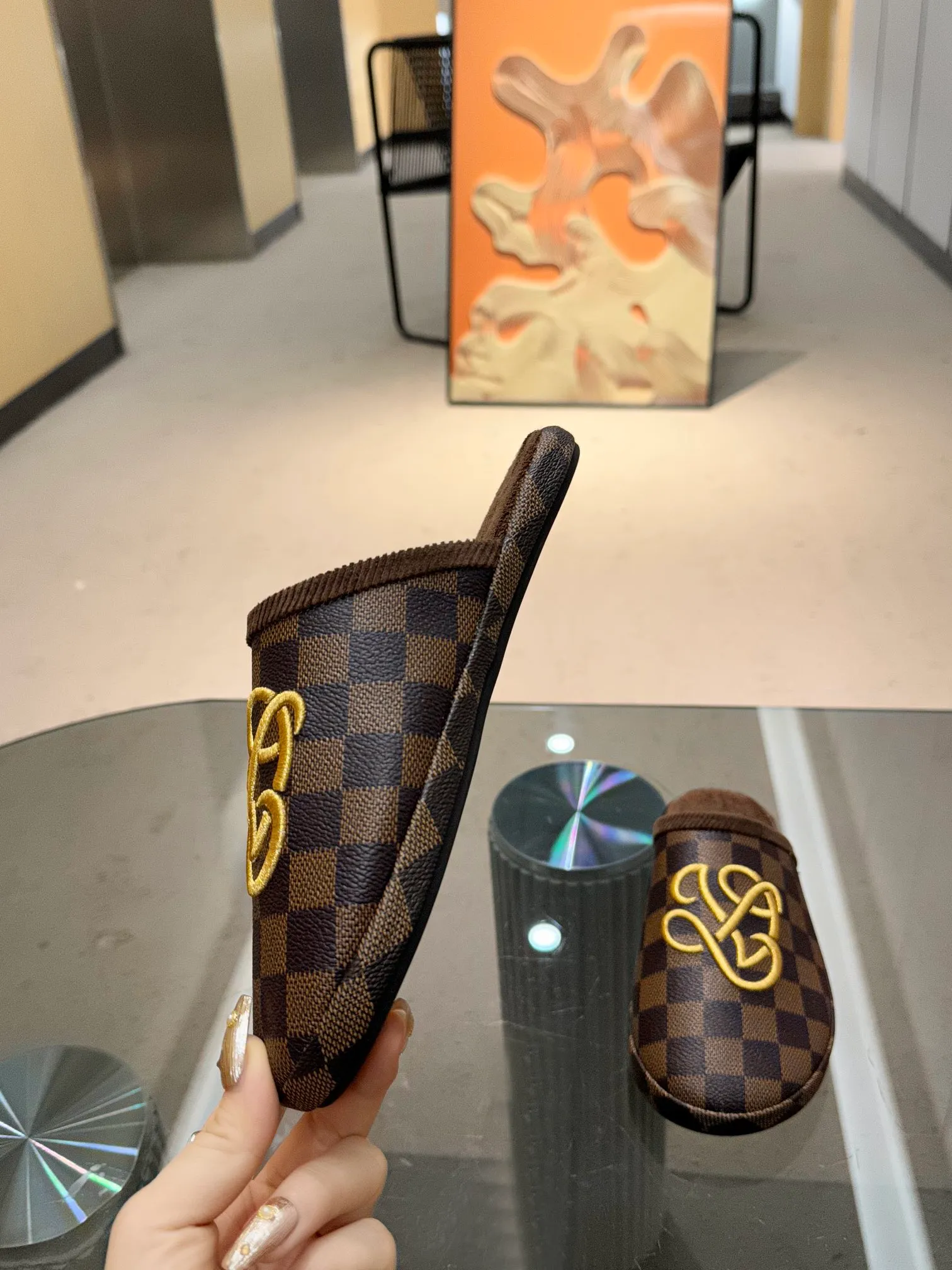 👟👟Ex-factory price 320👟👟 The 2024 couple’s counter features the latest hard goods of LV and Loewe co-branded slippers🆕 ✿Purchase level! Full of high-end feel! A popular model among bloggers at home and abroad, it’s retro and fashionable and looks amazing on your feet! Official website main recommendation code number 35-46